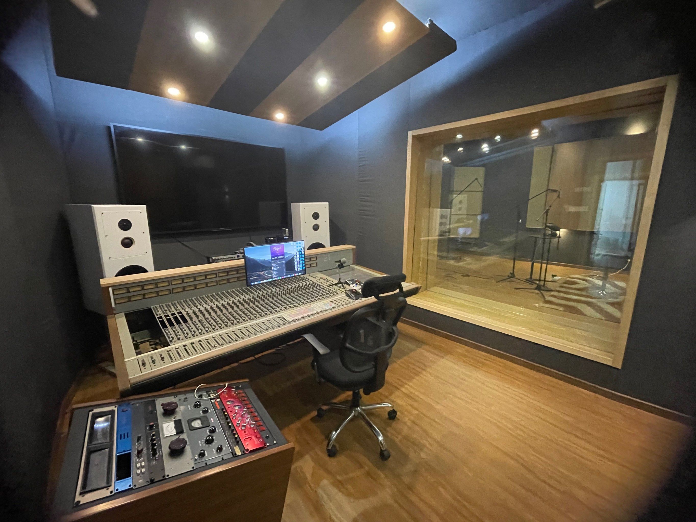 以不断突破的声学技术、标志性的英伦设计和与全球顶尖录音室的合作而闻名