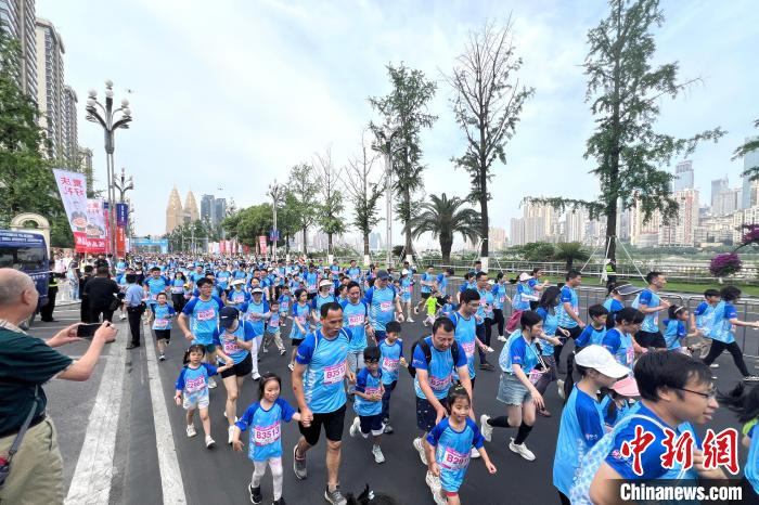 2025重庆六一缤纷跑：3300多家庭乐享亲子时光，南