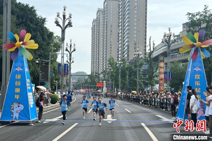 2025重庆六一缤纷跑：3300多家庭乐享亲子时光，南