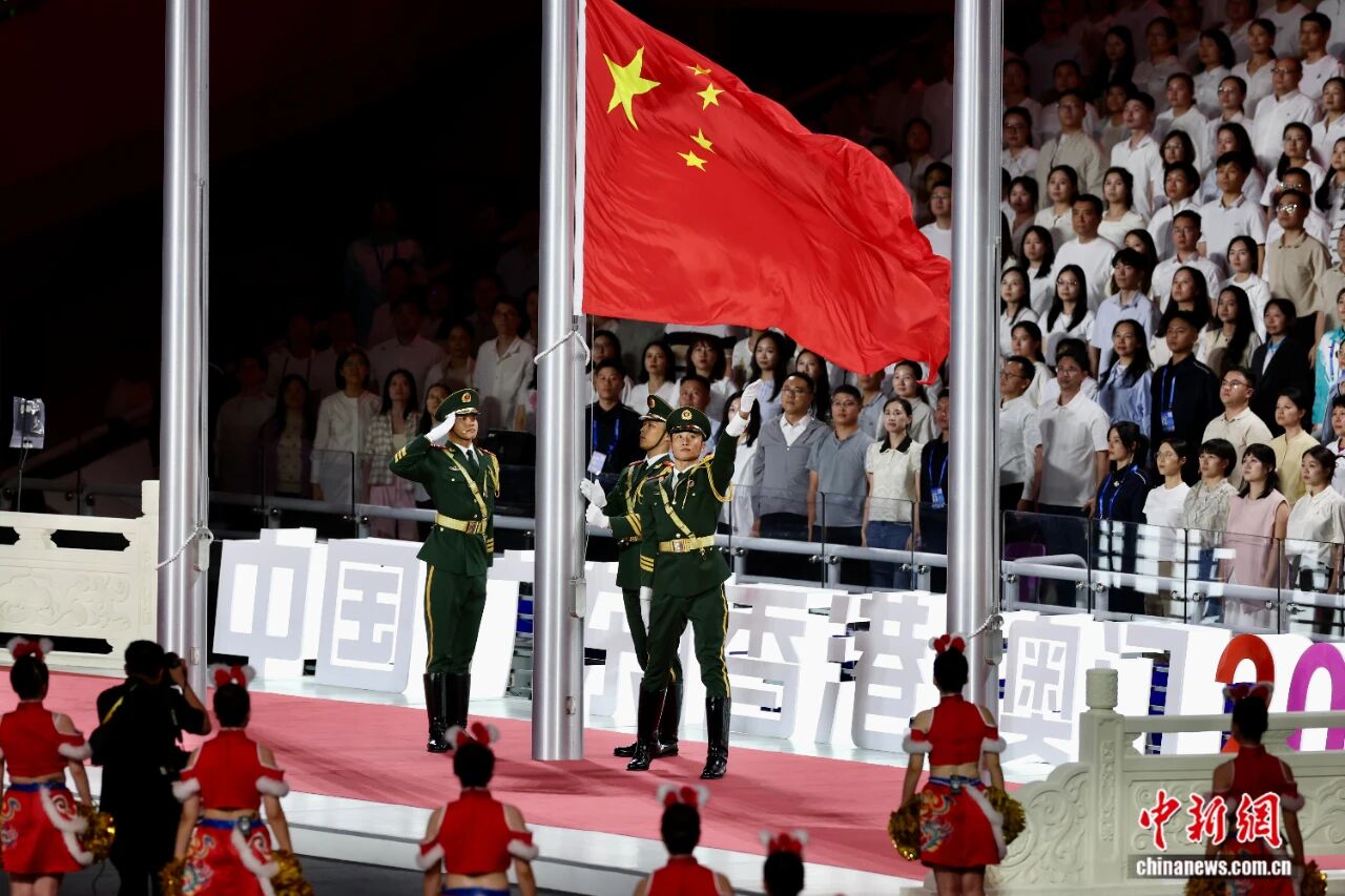 中国红点亮粤港澳大湾区夜空第十五届全国运动