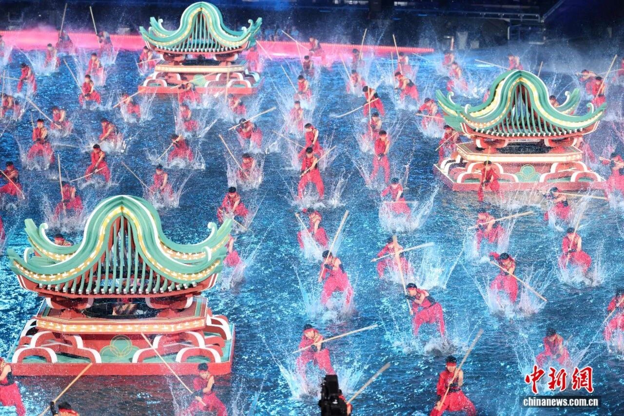 中国红点亮粤港澳大湾区夜空第十五届全国运动