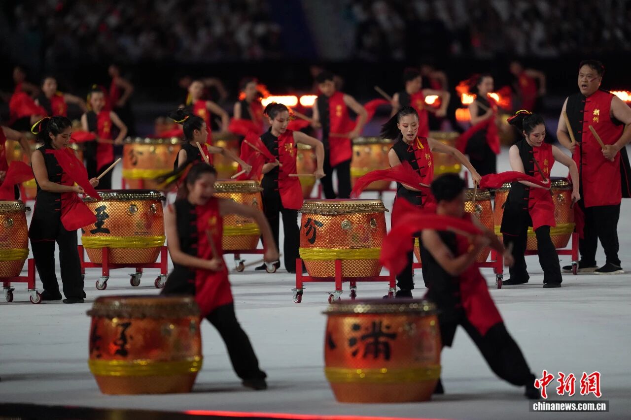 中国红点亮粤港澳大湾区夜空第十五届全国运动