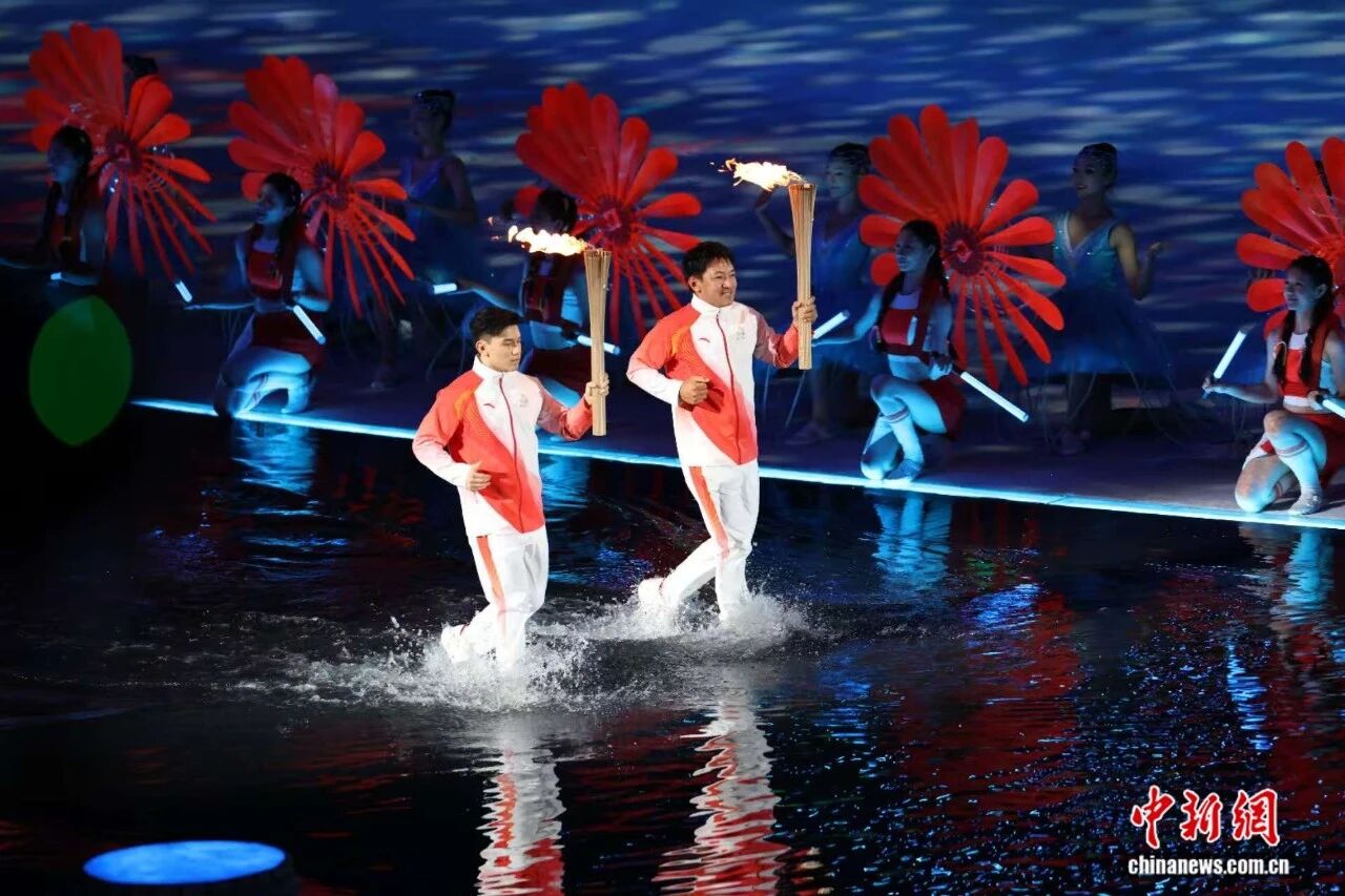 中国红点亮粤港澳大湾区夜空第十五届全国运动