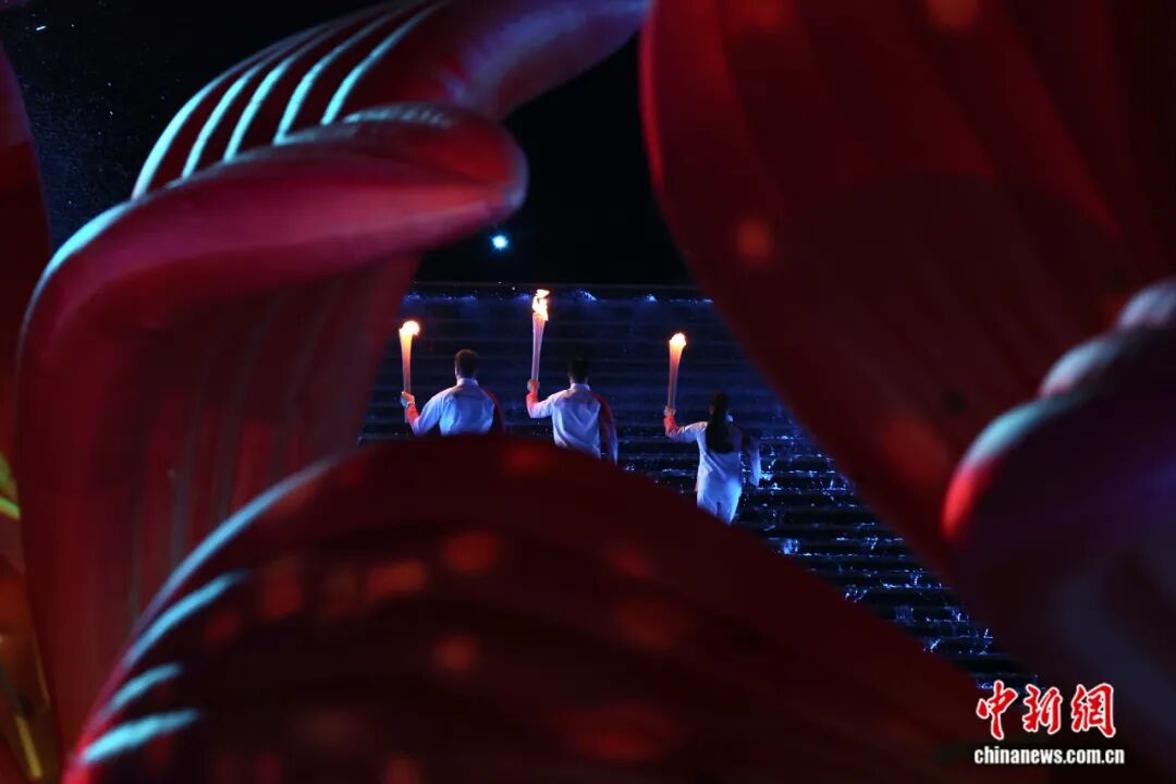 中国红点亮粤港澳大湾区夜空第十五届全国运动