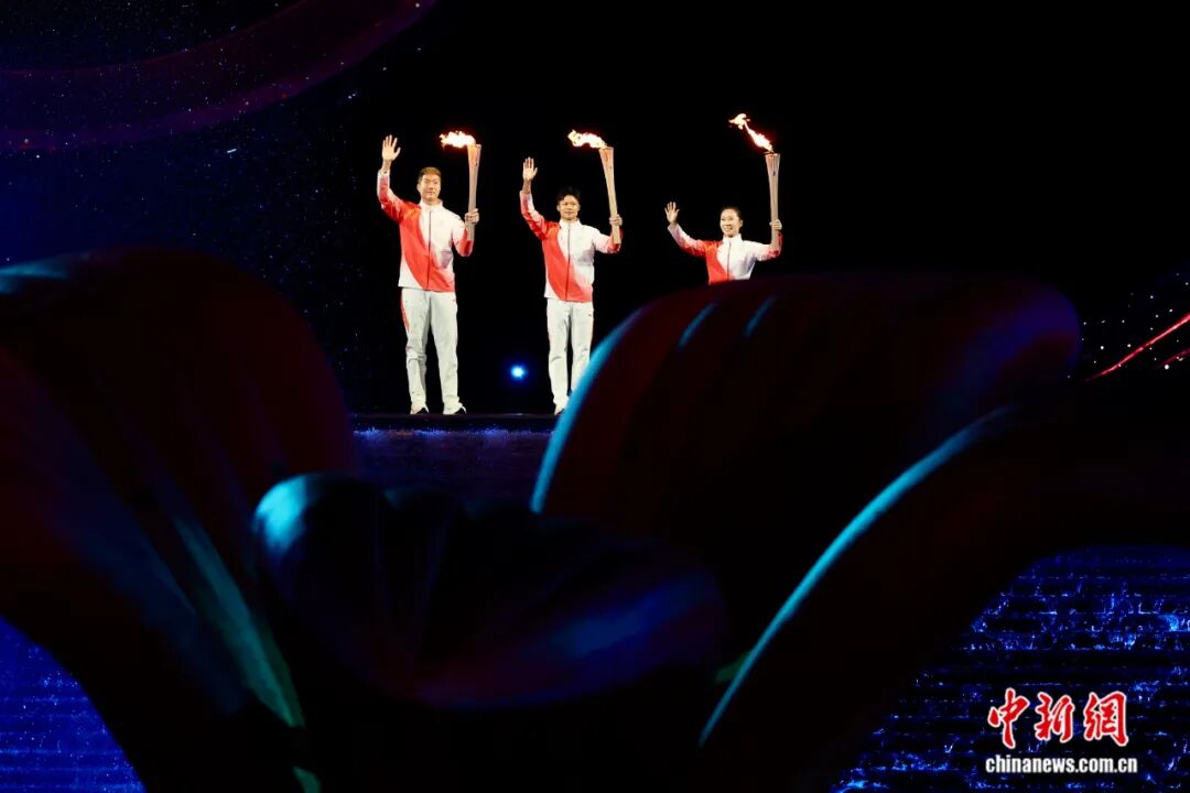 中国红点亮粤港澳大湾区夜空第十五届全国运动