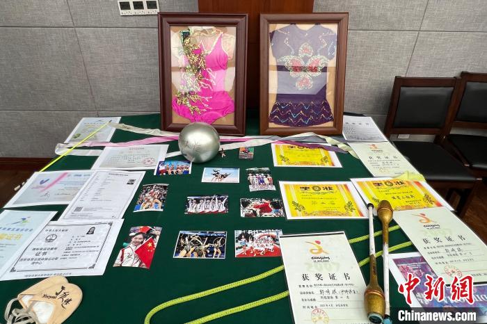 奥运冠军丁欣怡与郭崎琪捐赠艺术体操珍贵藏品