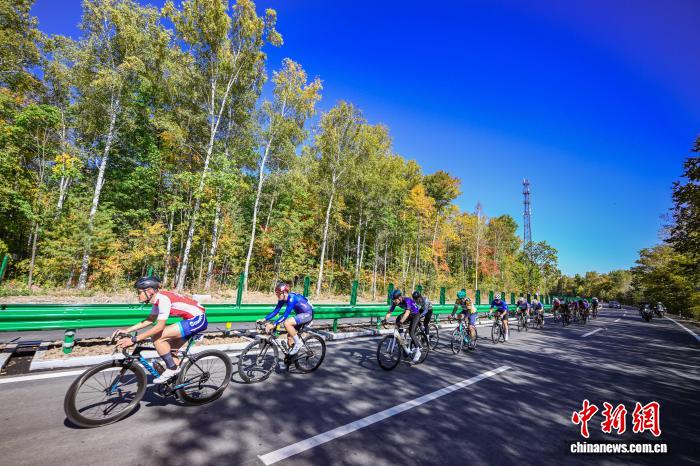 多国使节骑行长白山 共绘“一带一路”友谊画卷