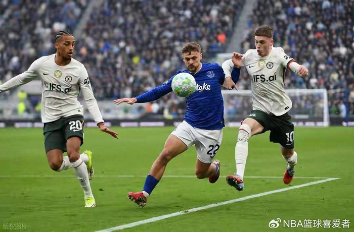 利物浦切尔西惨败埃弗顿大胜英超积分榜陷入混