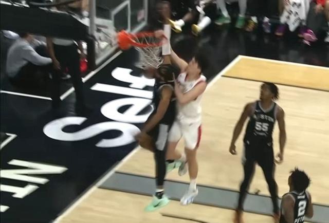 杨瀚森单臂隔扣震撼全场 G联赛首秀展现统治力