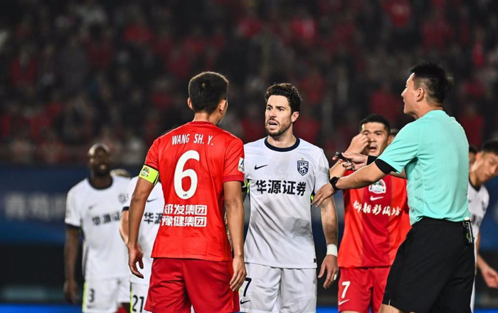 中超裁判争议事件：河南点球漏判与国安进球误