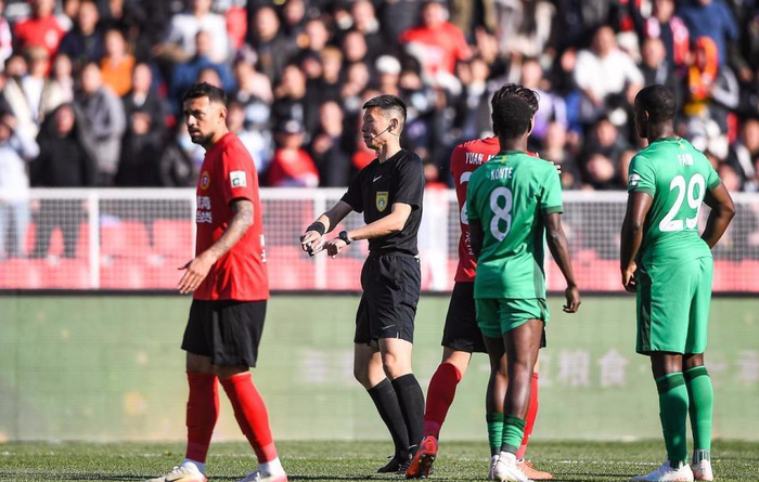 中超裁判争议事件：河南点球漏判与国安进球误
