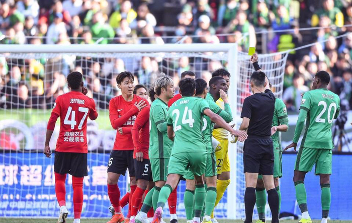 中超裁判争议事件：河南点球漏判与国安进球误
